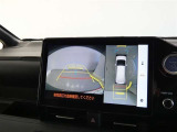 【全周囲モニター】車を上空から見下ろしたような映像をカーナビ画面に映し出し、車庫入れや縦列駐車をサポートしてくれます。