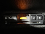 【ETC】有料道路を利用する際に料金所で停止することなく通過できる、ETC車載器(ノンストップ自動料金収受システム機器)が装備されています。セットアップを行うことで利用可能になります。