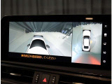 パノラミックビューモニター。車両を上から見たような映像を表示。運転席から目視しにくい車両周囲の状況をリアルタイムで確認できます。