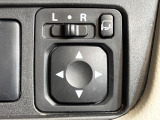 【電動格納ミラー】サイドミラーは電動格納式となっており、狭い駐車場でもキズがつくリスクを抑えられます。