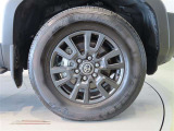 純正のアルミホイール装着車です。タイヤサイズは265/65R18です。