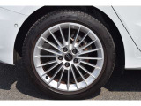 テストドライバーとエンジニアがテスト走行により、車種に応じて選定されたホイールサイズの組み合わせにより、素直なハンドリングとスムーズな乗り味を実現する各車種専用デザインのアルミホイール
