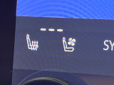 【シートベンチレーション】夏場は涼しい風でお尻や背中の熱やムレを防ぎ、冬はエアコンよりも早く温まってポカポカに!季節を問わず快適に過ごせます。