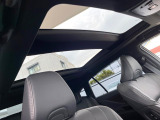 【パノラマルーフ】大型のガラスルーフ搭載で車内の解放感が一気にアップ!開放的なドライブをお楽しみいただけます。