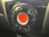 【オートエアコン】一度お好みの温度に設定すれば、車内の温度を検知し風量や温度を自動で調整。暑い&hellip;寒い&hellip;と何度もスイッチ操作をする必要はありません。快適な車内空間には必須の機能ですね♪