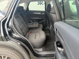 大切な友人を招きたくなる、落ち着きのある快適な後部座席です。A calm and cozy rear seat perfect for your friends.