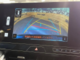 【バックカメラ】駐車時に後方がリアルタイム映像で確認できます。大型商業施設や立体駐車場での駐車時や、夜間のバック時に大活躍!