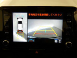【全周囲モニター】車を上空から見下ろしたような映像をカーナビ画面に映し出し、車庫入れや縦列駐車をサポートしてくれます。