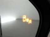 隣車線を走る車両をレーダーで検知し、ドアミラーでは確認しにくい後側方エリアに存在する車両に加え、急接近してくる車両も検知します。車両を検知するとドアミラーに搭載されたLEDインジケーターが点灯します。