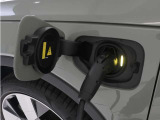 コンセントタイプ3kWやウォールボックスタイプ6kWの充電器を用いてご自宅で簡単充電。一般的な家庭用200V交流充電ケーブルでは約8時間で80%まで充電!1時間あたり7~14kmを走行できる電力を充電