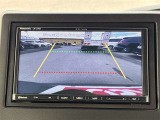【バックモニター】後方の障害物や歩行者を確認できるバックモニター。狭い駐車場や混雑した場所でも安心して車を操作できます。