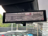 スマートルームミラーが付いております。バックドアについてますカメラと連動して、後方の映像がルームミラーに映ります。