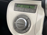 【オートエアコン】一度お好みの温度に設定すれば、車内の温度を検知し風量や温度を自動で調整。暑い&hellip;寒い&hellip;と何度もスイッチ操作をする必要はありません。快適な車内空間には必須の機能ですね♪