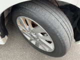 純正14インチのアルミホイールを装着しています
