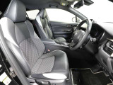 ゆったり室内で運転もしやすいです♪使い勝手の良い配置も考えられています!!