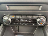 人それぞれ温度の感じ方はいろいろ。こちらのお車は運転席と助手席それぞれに温度設定のできるフルオートエアコンを標準装備。季節やシーンを問わず快適な室内環境を提供します。