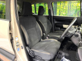 運転席まわりには十分なスペースがあり、大柄な方でもゆったり運転していただける環境です。