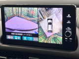 【マルチビューカメラシステム】専用のカメラにより、上から見下ろしたような視点で360度クルマの周囲を確認することができます☆死角部分も確認しやすく、狭い場所での切り返しや駐車もスムーズに行えます。