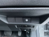 運転席のハンドル右奥側にまとめられたスイッチ群。一目で分かりやすく操作しやすいです。