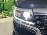 【LEDヘッドライト】悪天候や夜間走行時も良好な視界を確保し安心して運転できる高輝度LEDヘッドライトを装備!点灯速度が早く、消費電力も抑えられています。