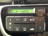 【オートエアコン】一度お好みの温度に設定すれば、車内の温度を検知し風量や温度を自動で調整。暑い&hellip;寒い&hellip;と何度もスイッチ操作をする必要はありません。快適な車内空間には必須の機能ですね♪