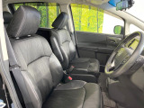 運転席まわりには十分なスペースがあり、大柄な方でもゆったり運転していただける環境です。
