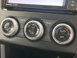 【左右独立型フルオートエアコン】運転席と助手席でそれぞれお好みの温度に設定可能。同乗者にも配慮した、快適な空調をお届け致します。