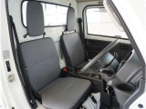 【清潔感のある運転席&助手席】隅々までクリーニングの行き届いた運転席&助手席。目立ったシミや汚れ等もございません。快適なドライブをどうぞ。