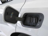 急速充電は、商業施設など外出先の公共の充電ステーションでご利用いただけます。CHAdeMO規格に準拠した150kWの急速充電器を使用した場合、充電率10%から80%まで、約32分で充電できます。