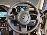 ミニ独特のゴーカートフィーリングと呼ばれる軽快なハンドリングはAT車、MT車のどちらでも楽しめます。