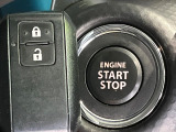 【キーレススタートシステム】カバンやポケットに入れたままでもドアの施錠・解錠が可能なスマートキーを装備。エンジンのオン・オフ時もカギを取り出す必要が無いからとっても便利です♪