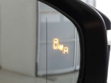 ブラインドスポットモニター装備。隣車線を走る車両を検知。ドアミラーでは確認しにくい後、側方エリアに存在する車両や急接近してくる車両も検知しドアミラーに搭載されたLEDインジケーターが点灯します。