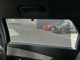 セカンドシートの左右窓ガラスには巻き込み式のシェードが装備されております。