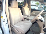 運転席シート廻りは使用感も少なく、良好な状態となっています。前オーナー様が丁寧に使っていたことがよくわかりますね。