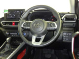 運転席まわりです。 各操作スイッチは使いやすい位置に配置されてます。