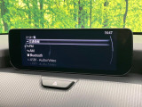 【10.25インチマツダコネクト】車内の雰囲気にマッチした大型ディスプレイ。スマホ接続でのナビ使用やBluetooth再生等、様々な機能が楽しめます。直感的なダイヤル操作が可能で、使い勝手も良好です。