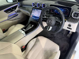 メルセデスのシートは、少し硬めに出来ておりますので、長時間の運転でも疲れにくく、安全にドライビングをお楽しみ頂けます
