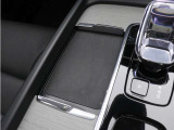 対応機種のスマートフォンを、トンネルコンソールの下のラバープレートに置いておくだけで充電可能。センターディスプレイの機能ビューを使用して、充電プレートのオンとオフを切り替えることができます。