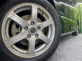 【16インチアルミホイール】外観にマッチしたアルミホイールを装着しております。各種アルミホイールや、スタッドレスタイヤも取扱いしております。是非ご相談ください♪