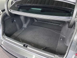 トランク収納スペースをご確認ください。荷物の積み下ろしがしやすい広さを確保しており、日常使いからレジャーまで幅広く活用できます。