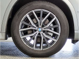 【BMWアロイホイル】軽量かつ強度に拘ったアロイホイル。走行性能ポテンシャルを引き出す設計。車の足元を引き締めてくれる大きなポイントはアロイホイルです。