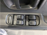 パワーウィンドウのスイッチですよ。 運転席に居ながら窓を開け閉めのコントロールできますよ。 ロック機能で、子供がイタズラして窓を開けるという事も無くなりますよ。