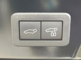 【パワーバックドア】スマートキーや運転席のボタンを押すだけでリアゲートが自動で開閉します!荷物を持っている時や、高い位置にあるバックドアを閉める際に便利な機能です♪