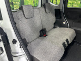 後部座席も気になるようなキズ・汚れやへたり等、大きなダメージはなく、良好な状態です。