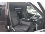 運転席・助手席の間には大型のコンソールBOXがあり肘掛けとしても使えます。