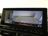 パノラミックビューモニター付きです。車両を上から見たような映像を画面に表示。運転席からの目視だけでは見にくい、車両周辺の状況をリアルタイムでしっかり確認できます。