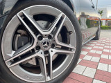 ●純正18インチアルミホイール:輸入車ならではの卓越した走りを支えるホイールと足回りです!日本車の走りに慣れている方にもぜひ体感して頂きたいほど、高いレベルでまとまっています!
