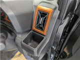便利なカップホルダーを装備しています。 缶ジュースを開けて運転していると振動で倒れないかヒヤヒヤ、意外と置き場に困るもの。 意外に重要な装備ですね。