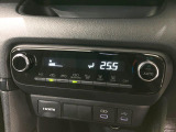 【オートエアコン】一度お好みの温度に設定すれば、車内の温度を検知し風量や温度を自動で調整。暑い&hellip;寒い&hellip;と何度もスイッチ操作をする必要はありません。快適な車内空間には必須の機能ですね♪