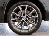 BMWの純正アロイホイールは軽量かつ強度にも優れているホイールで走行性能を引き上げる設計になっております。足元にもBMWは妥協がなくこだわっている個所になります。